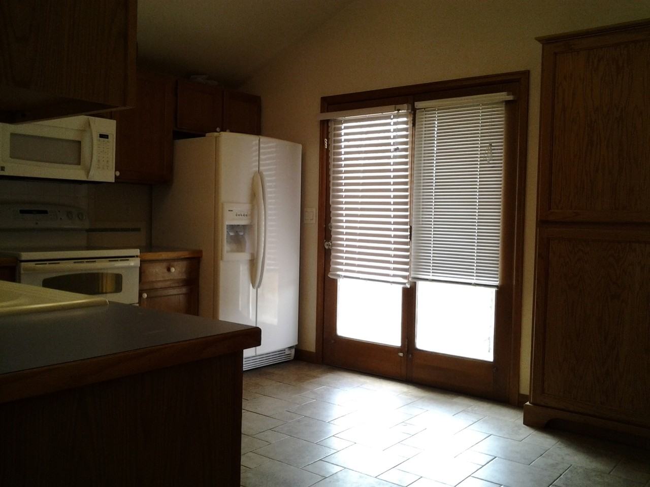 889 Essex Dr - Photo 5 of 40