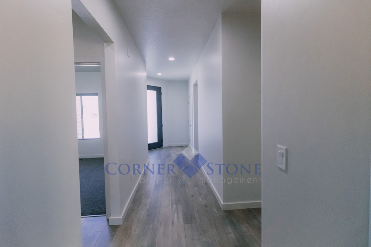 9619 W Macaw St - Photo 3 of 32