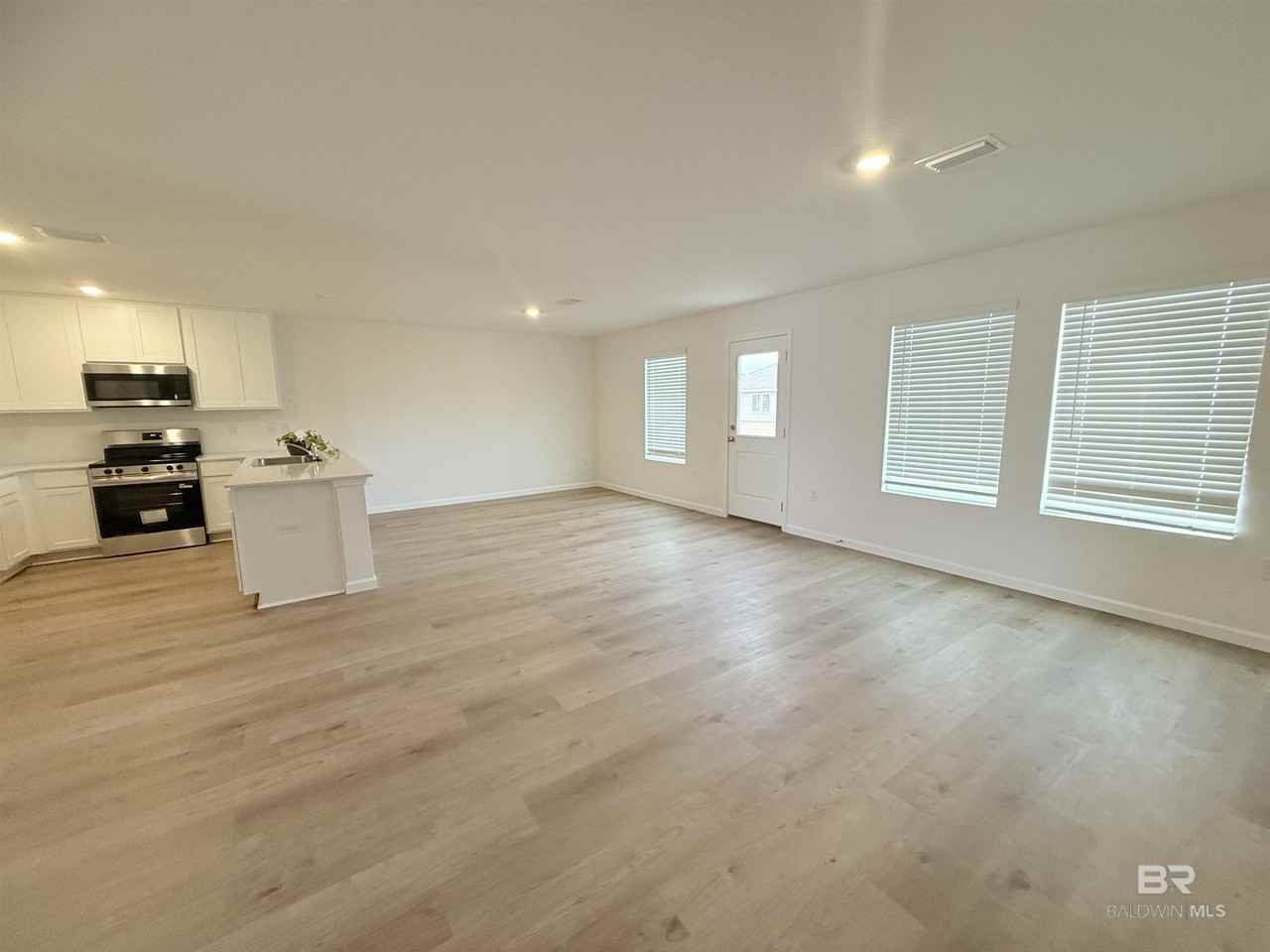 16118 Eden St - Photo 3 of 15