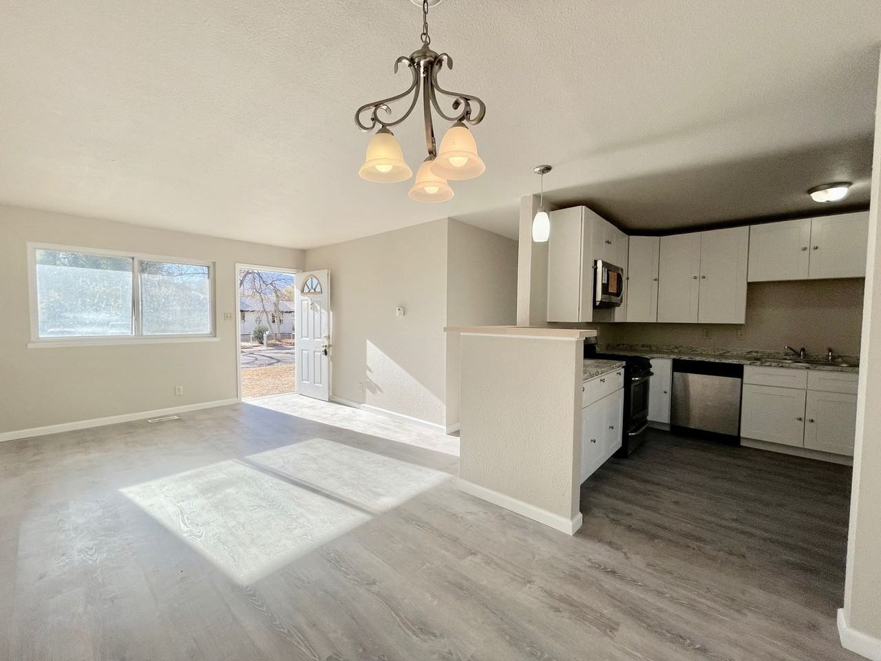 2137 Frontier Dr - Photo 5 of 25