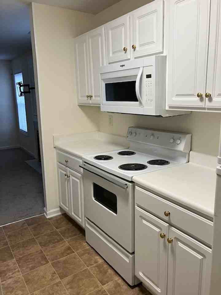 802 Bryce Ct Apt H - Photo 5 of 13