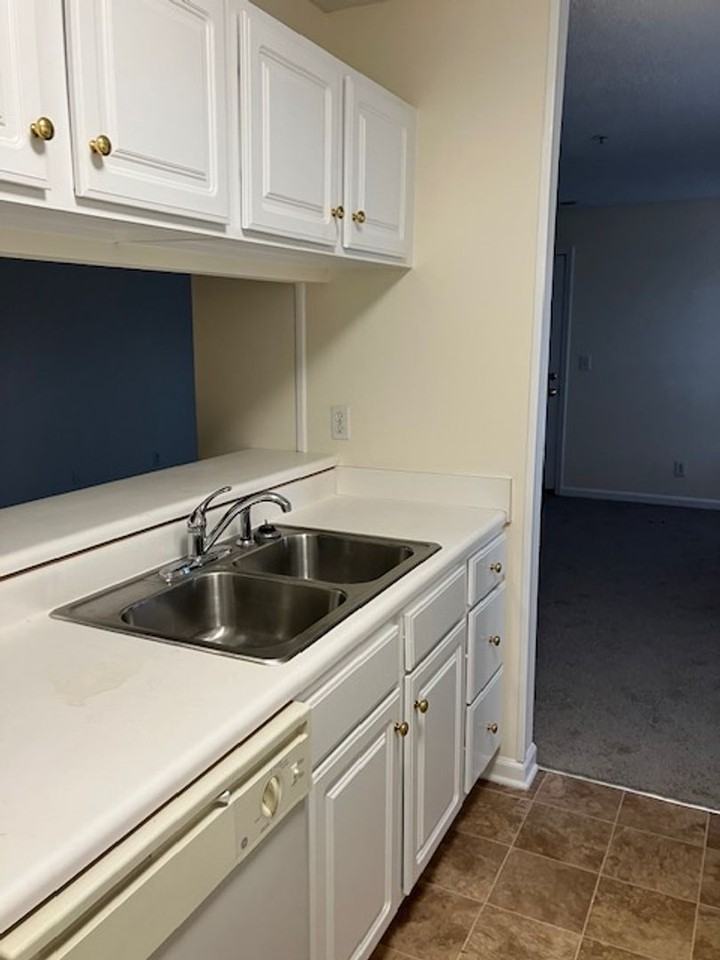 802 Bryce Ct Apt H - Photo 6 of 13