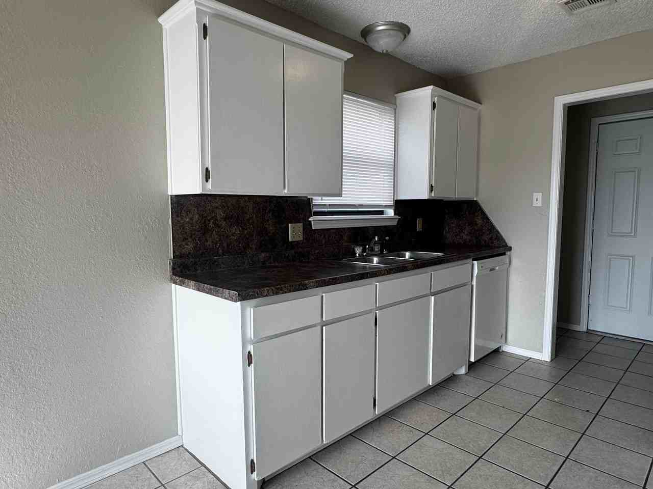 314 Ne Skyline Cir - Photo 3 of 15