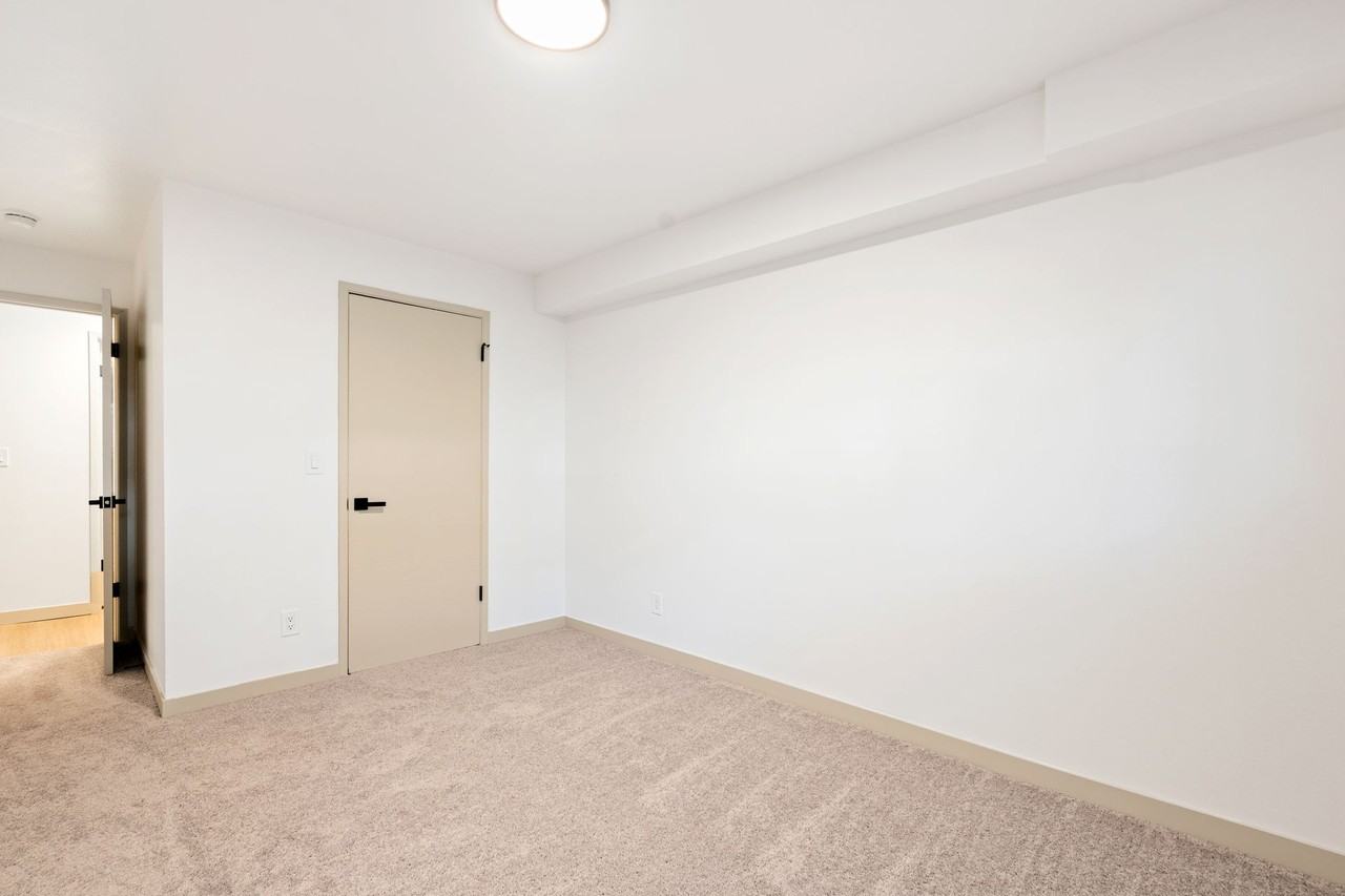 Walnut Manor - Photo 5 of 35