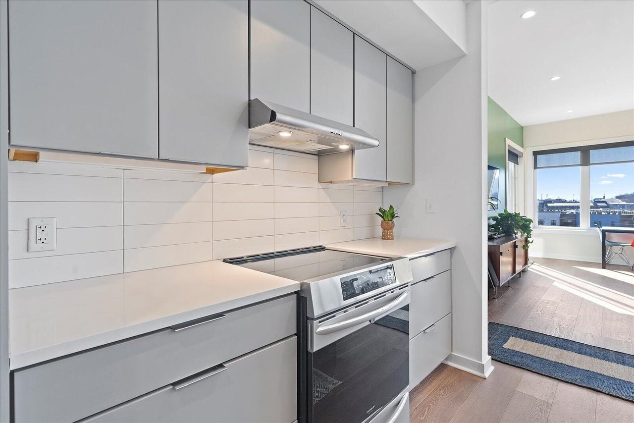 411 Fairpoint St #202 - Photo 7 of 48