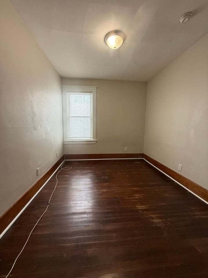 353 Division St - Photo 5 of 8