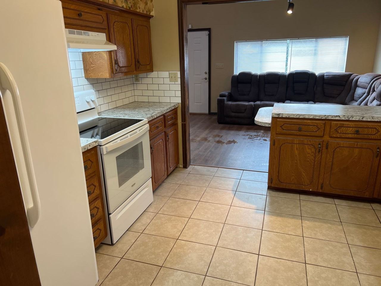 537 Seminary Ave - Photo 7 of 24