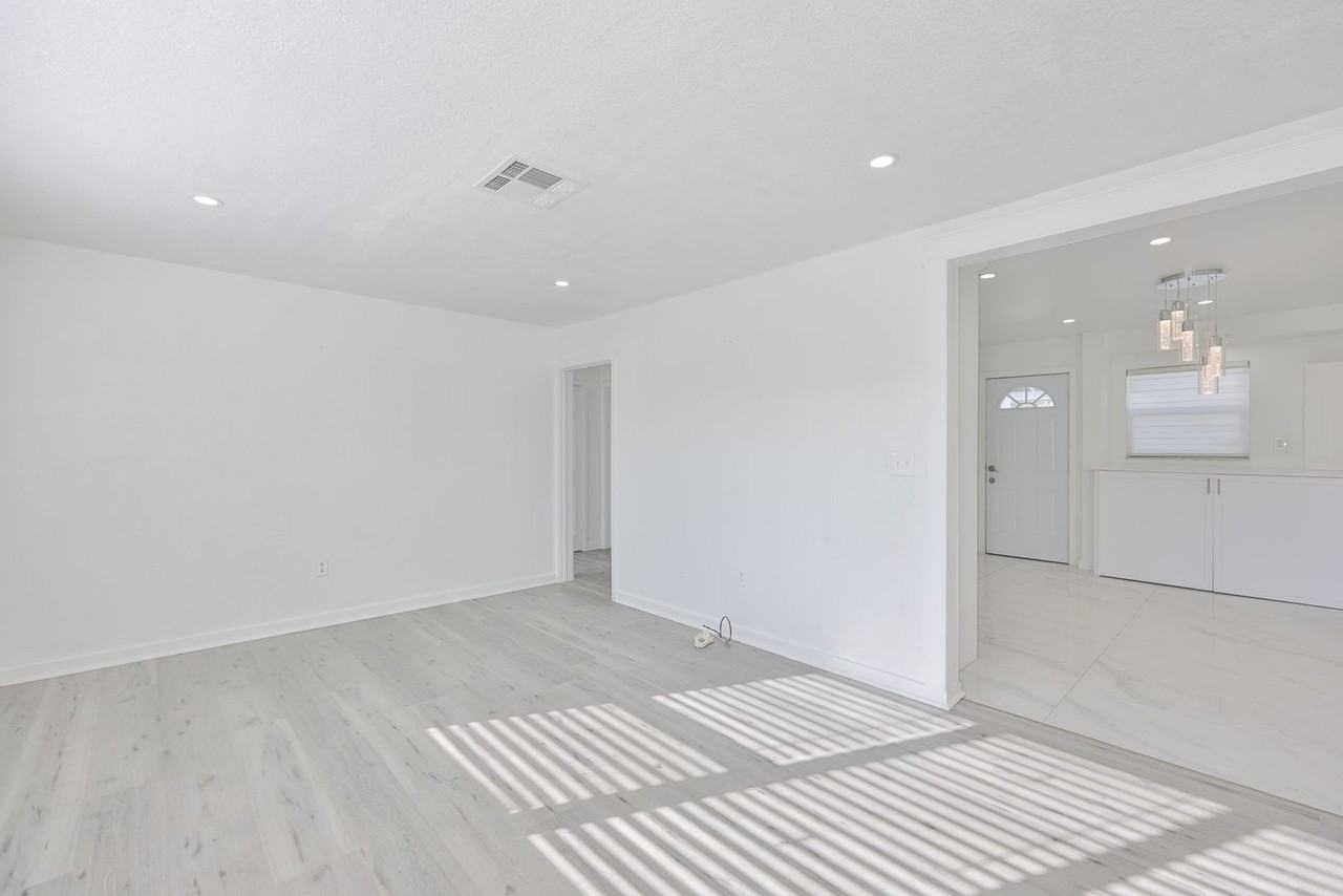 700 S Glenwood Ave - Photo 3 of 39