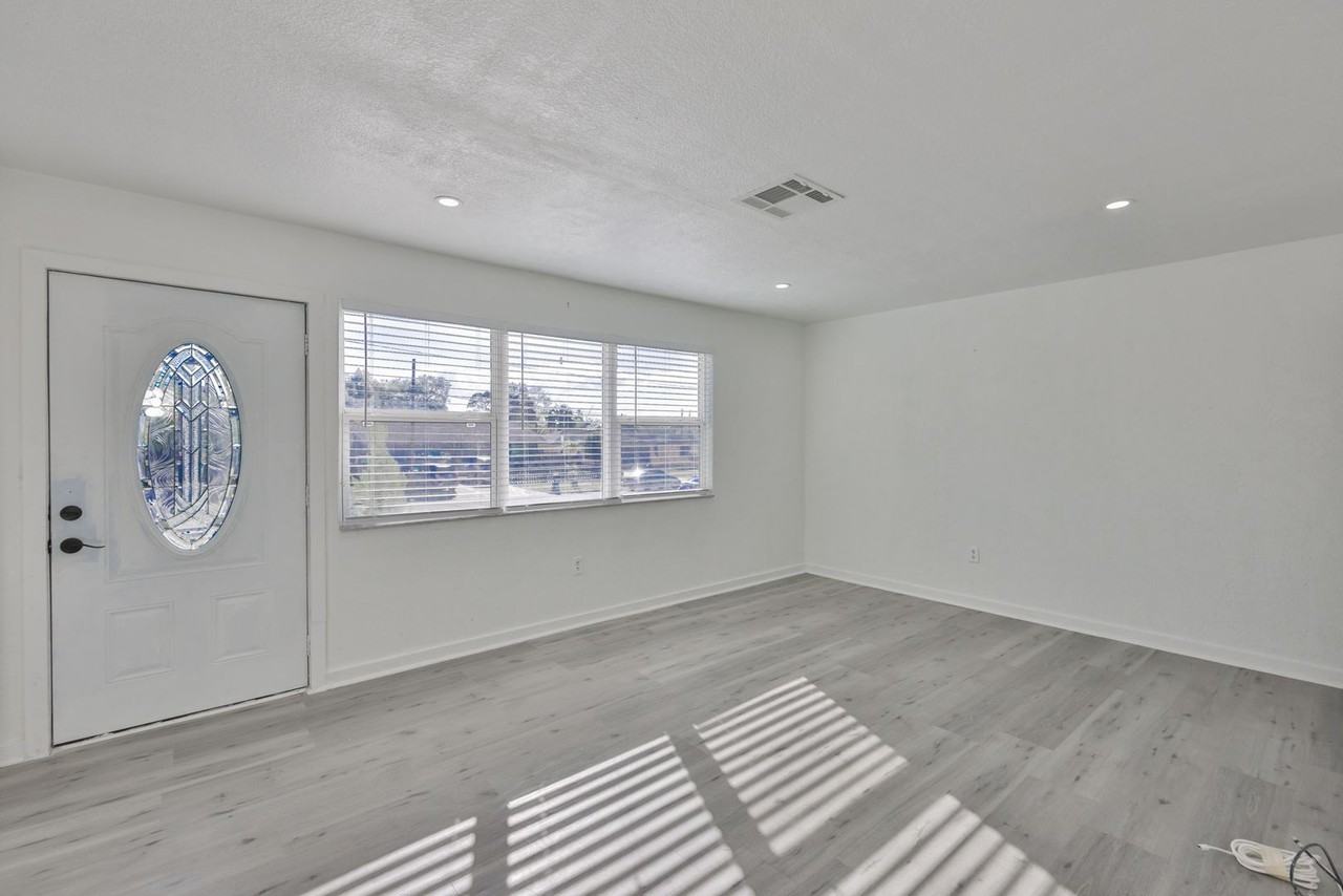 700 S Glenwood Ave - Photo 5 of 39