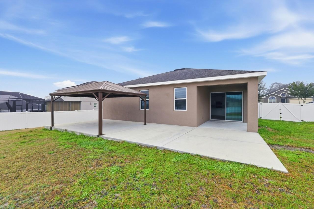 5023 Southwest 58th Place - Photo 3 of 28