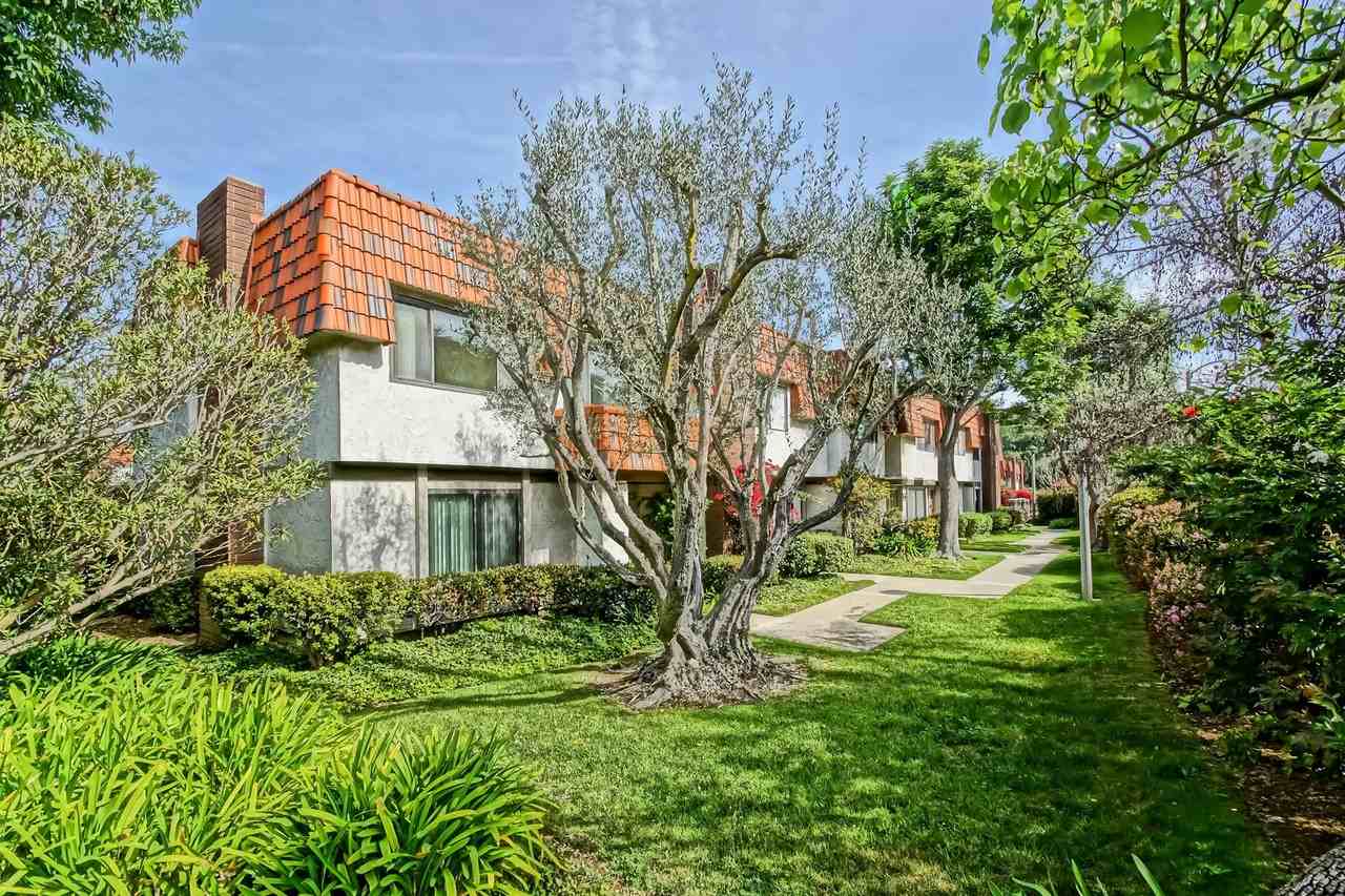 28039 Ridgebrook Ct - Photo 2 of 33