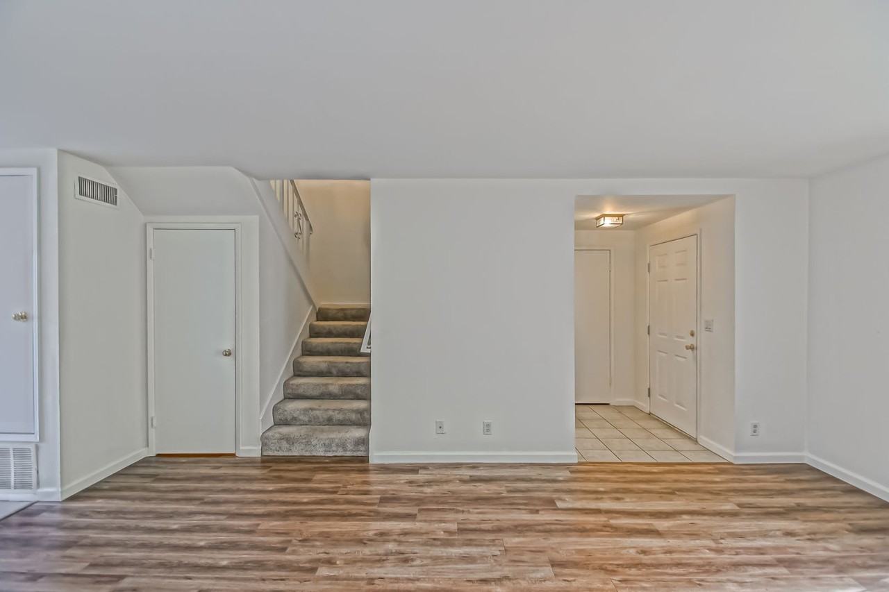 28039 Ridgebrook Ct - Photo 7 of 33