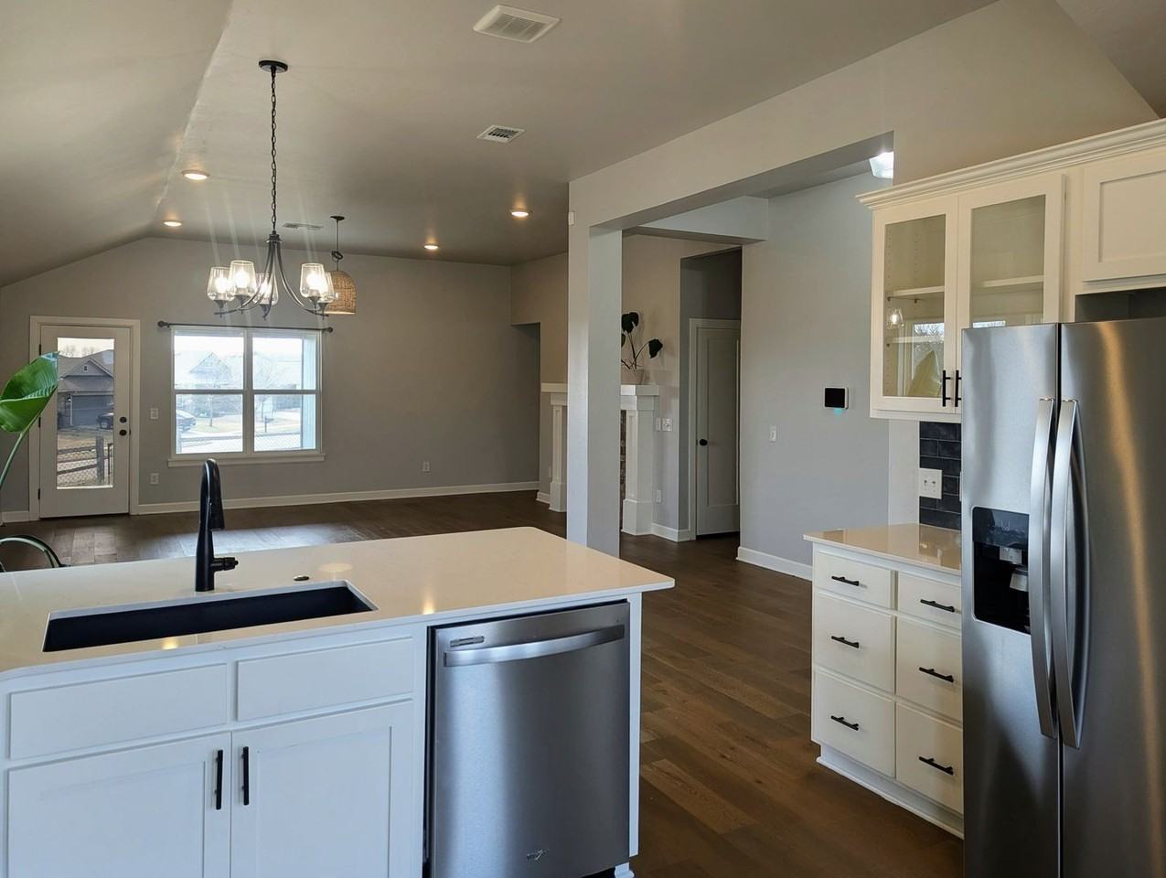 401 Irish Ln - Photo 6 of 24