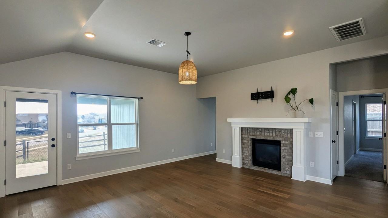 401 Irish Ln - Photo 7 of 24