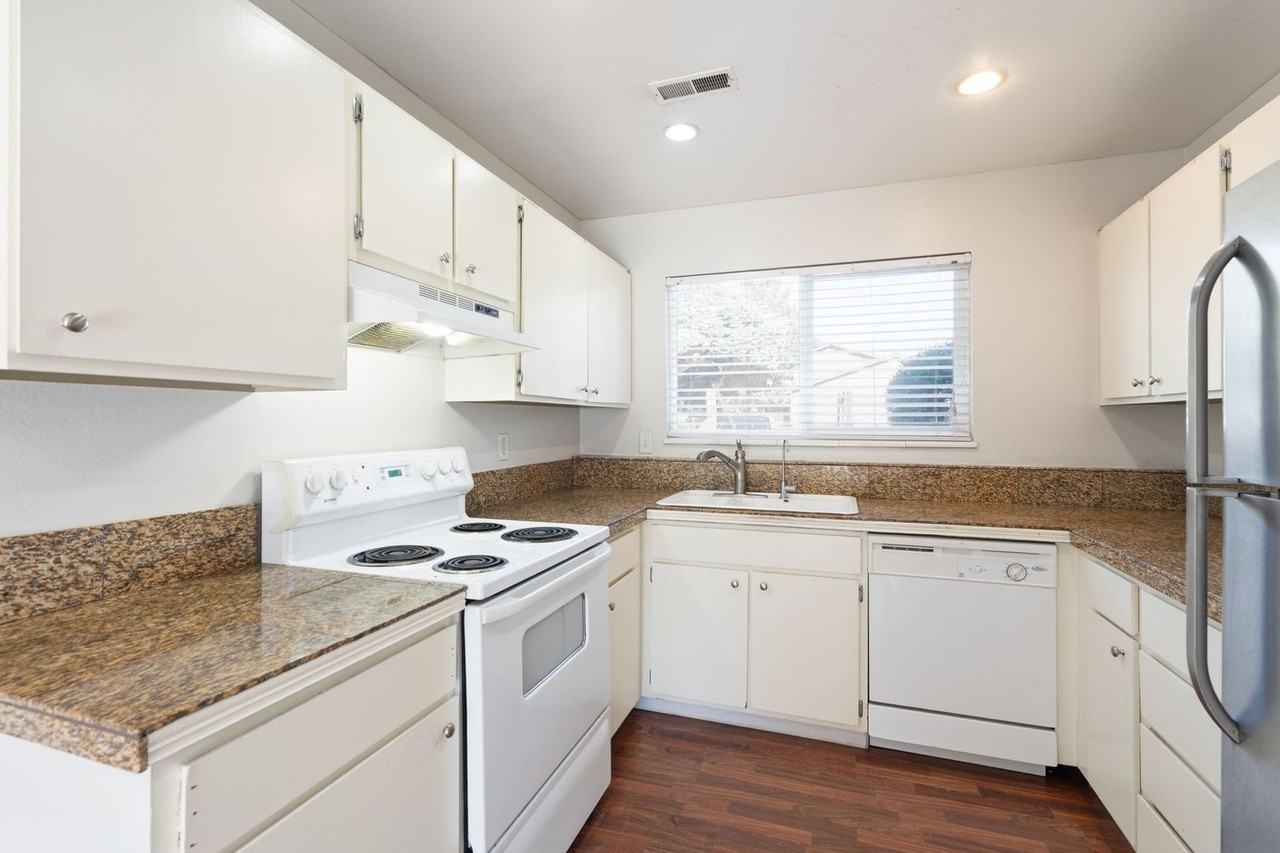 1910 E 18th St - Photo 7 of 19