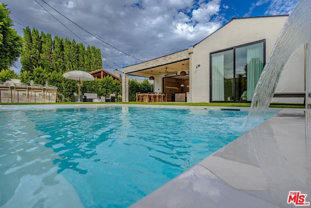 4703 Saloma Ave - Photo 2 of 26