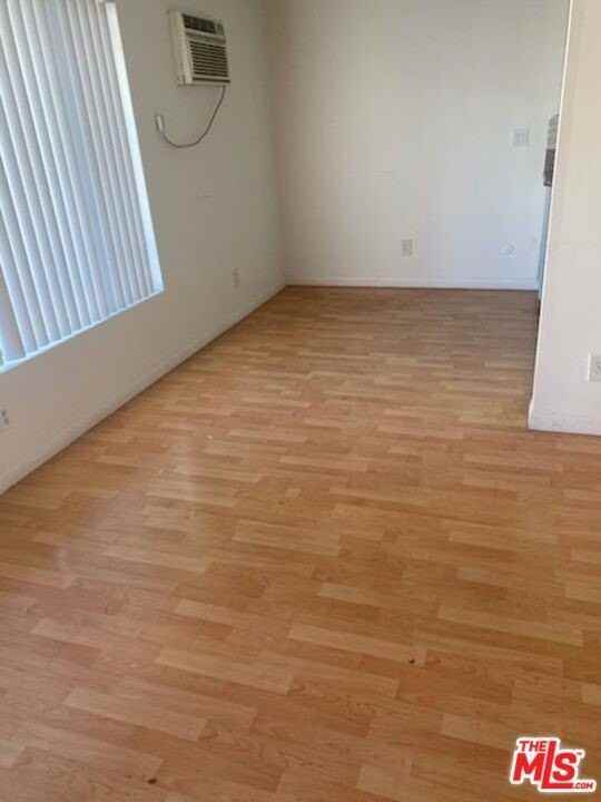 1413 N Kenmore Ave Apt 4 - Photo 4 of 7