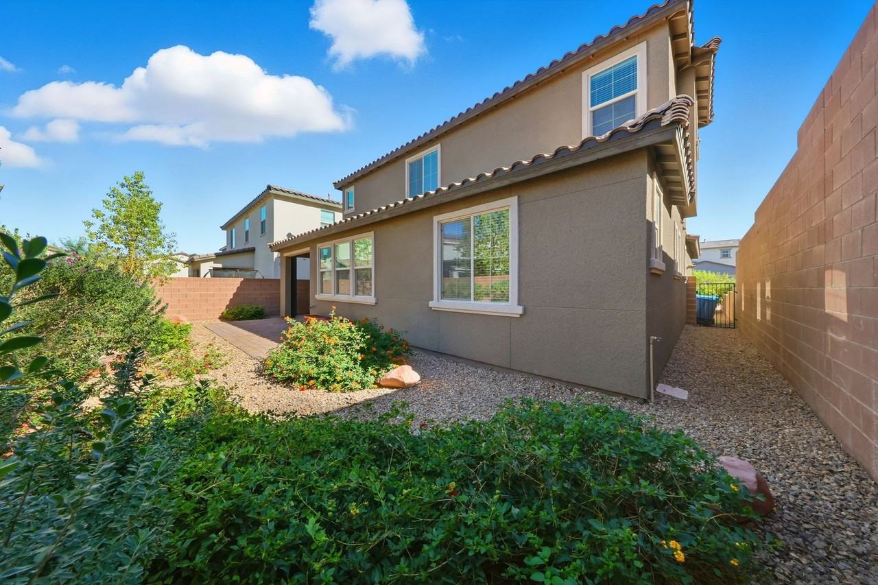 5 Lilla Rosa St - Photo 3 of 46