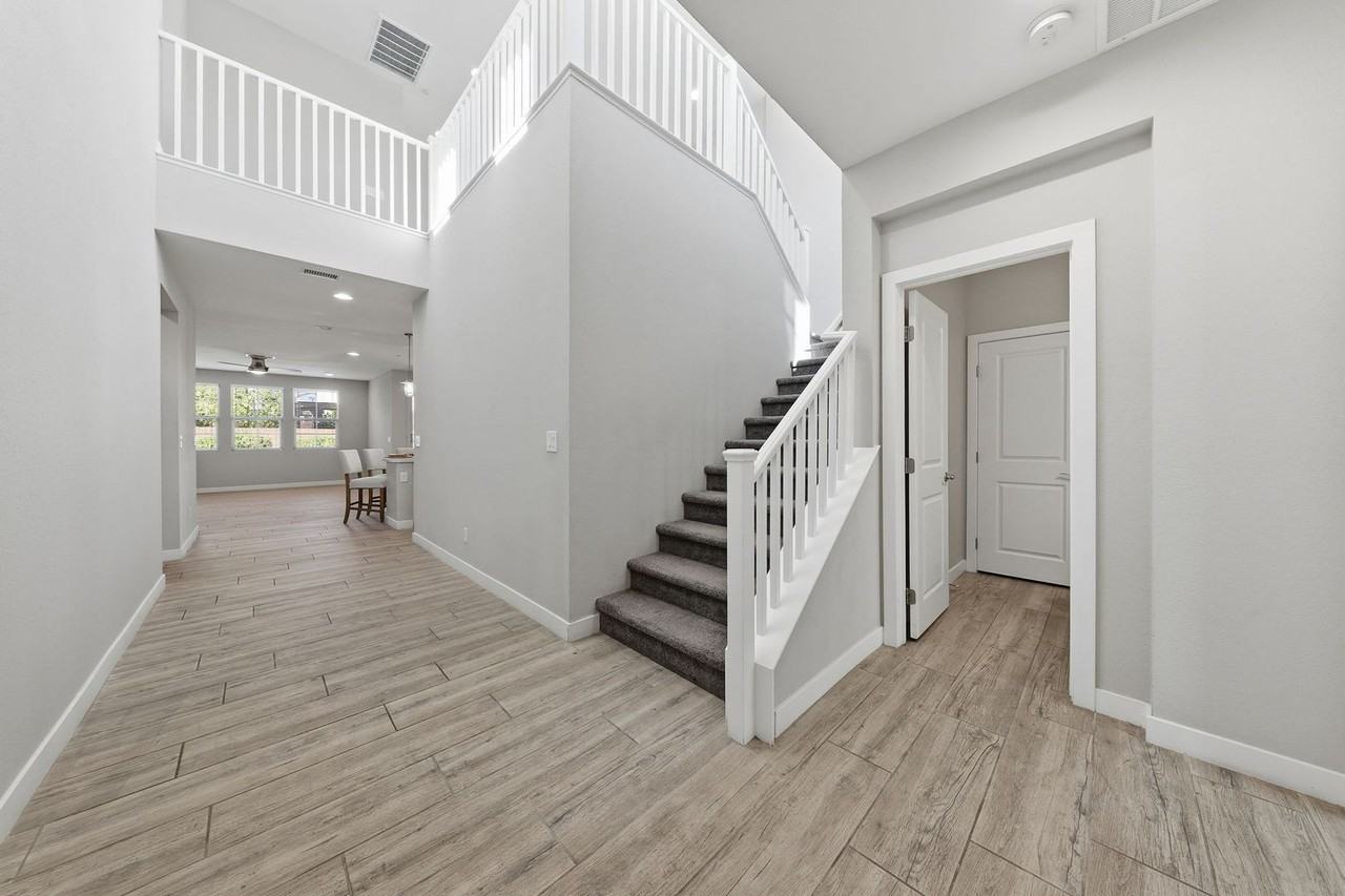 5 Lilla Rosa St - Photo 4 of 46