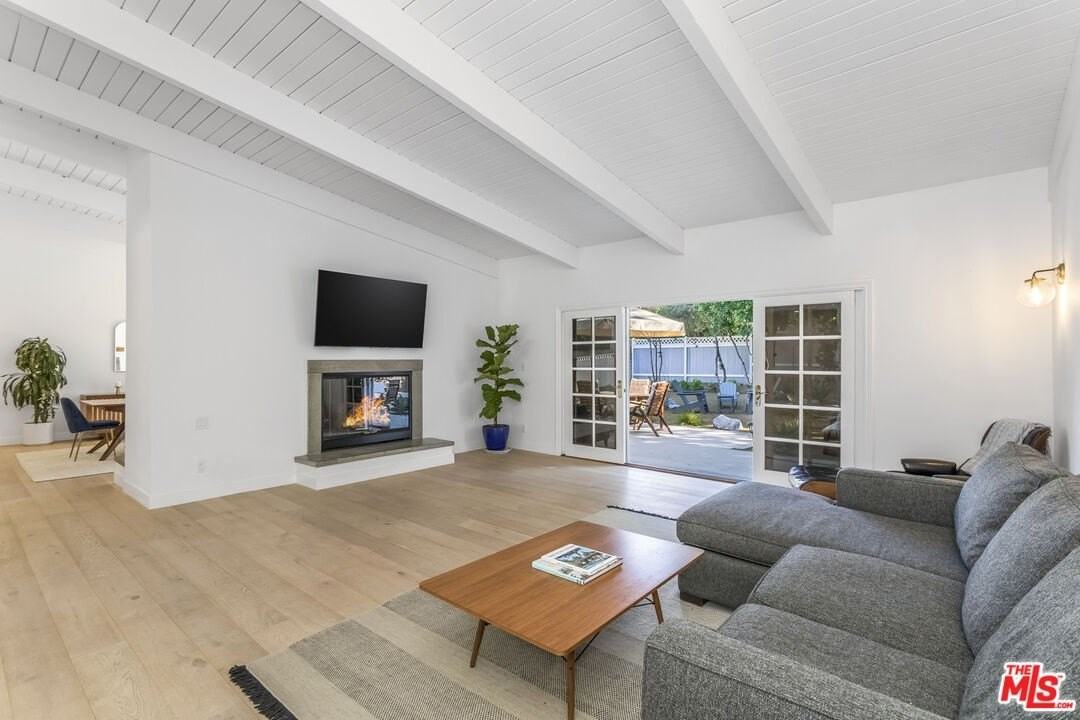 23826 Burbank Blvd - Photo 4 of 27