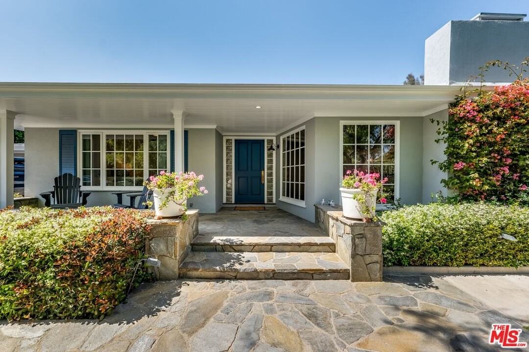 28925 Cliffside Dr - Photo 4 of 50