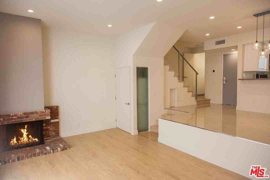 508 N Kings Rd Apt 1 - Photo 5 of 15