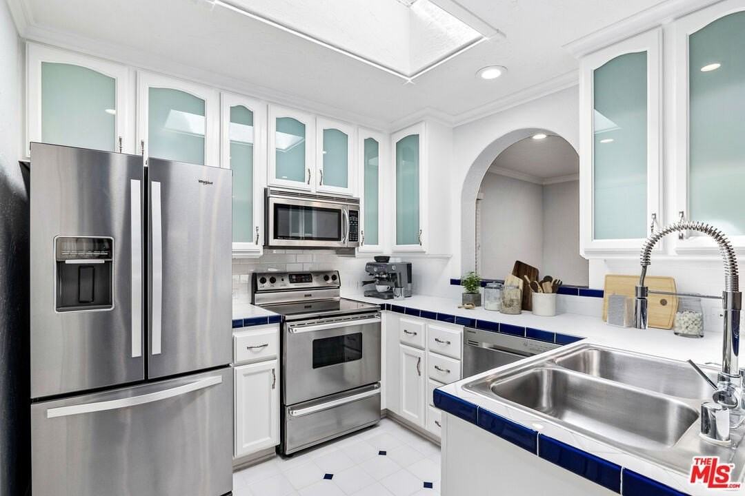 916 N Alfred St Apt 6 - Photo 5 of 16