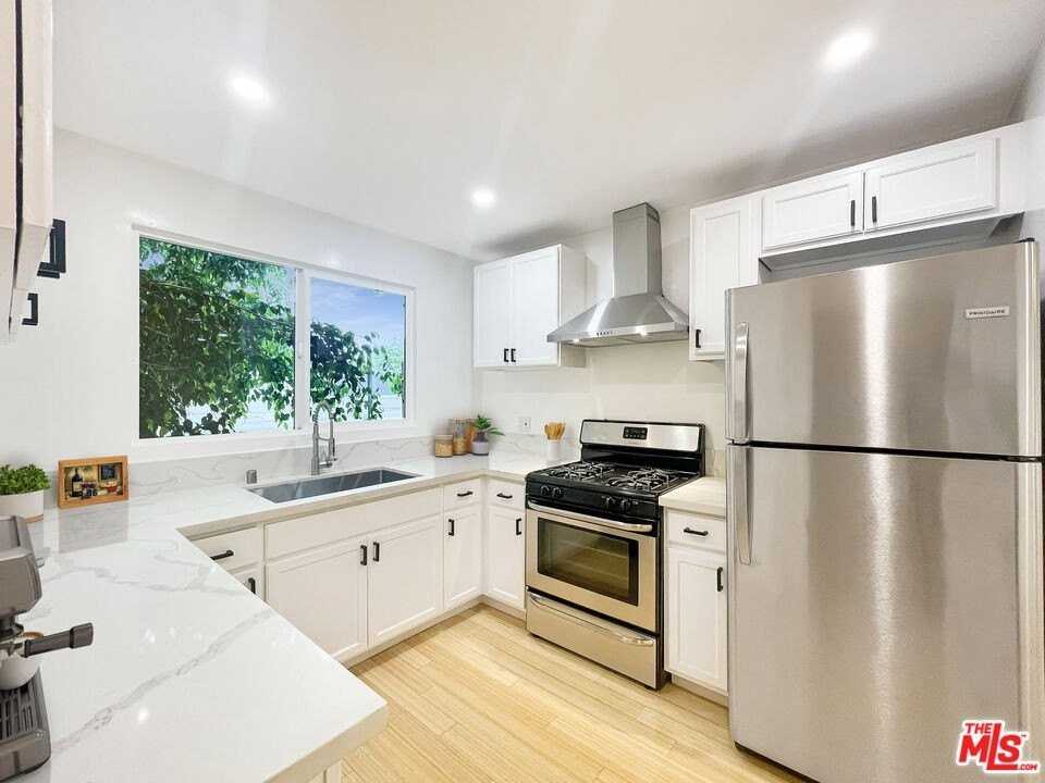 2414 Effie St - Photo 6 of 16