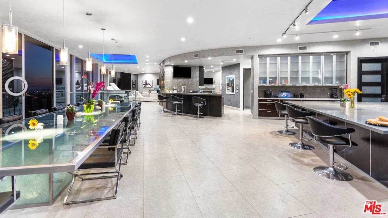 6425 Weidlake Dr - Photo 4 of 50