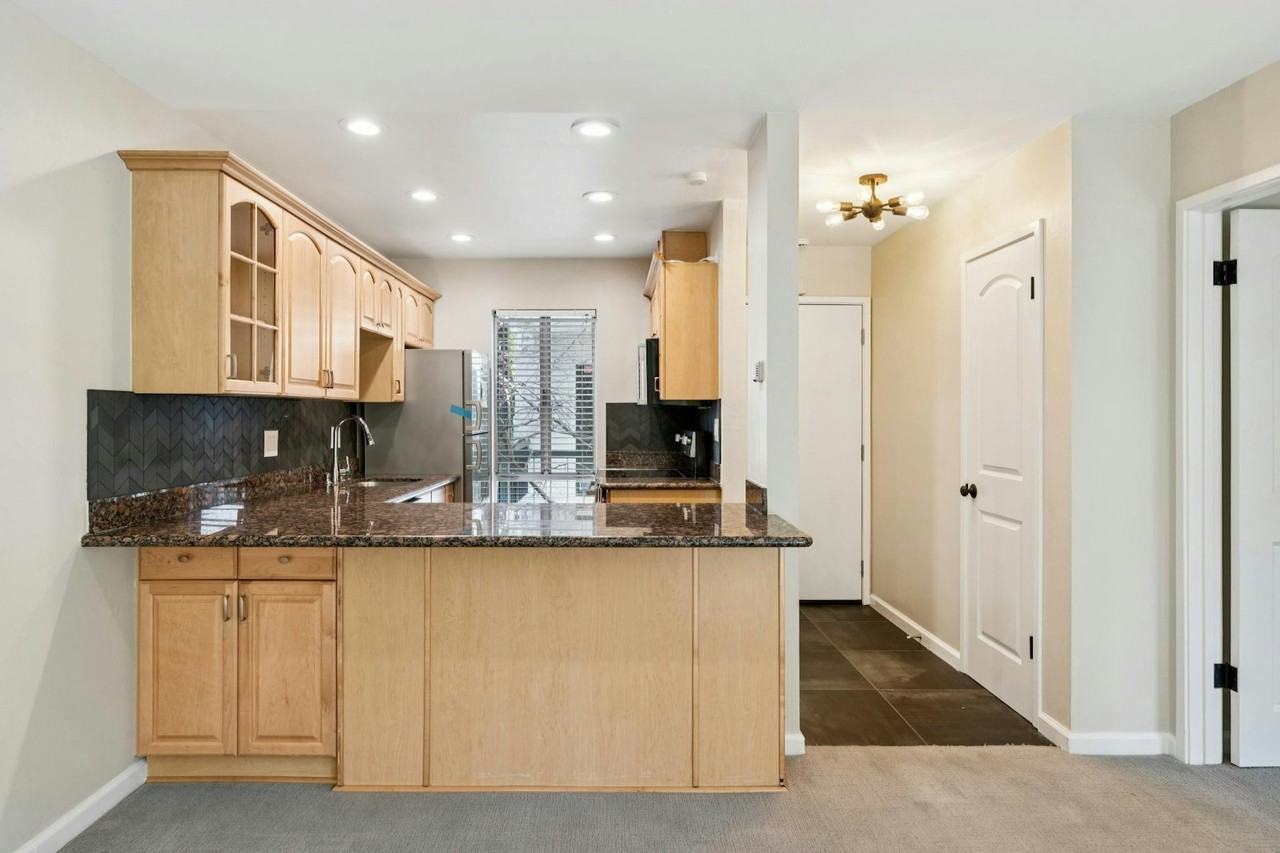 1411 Creekside Drive, Unit 28 - Photo 4 of 13