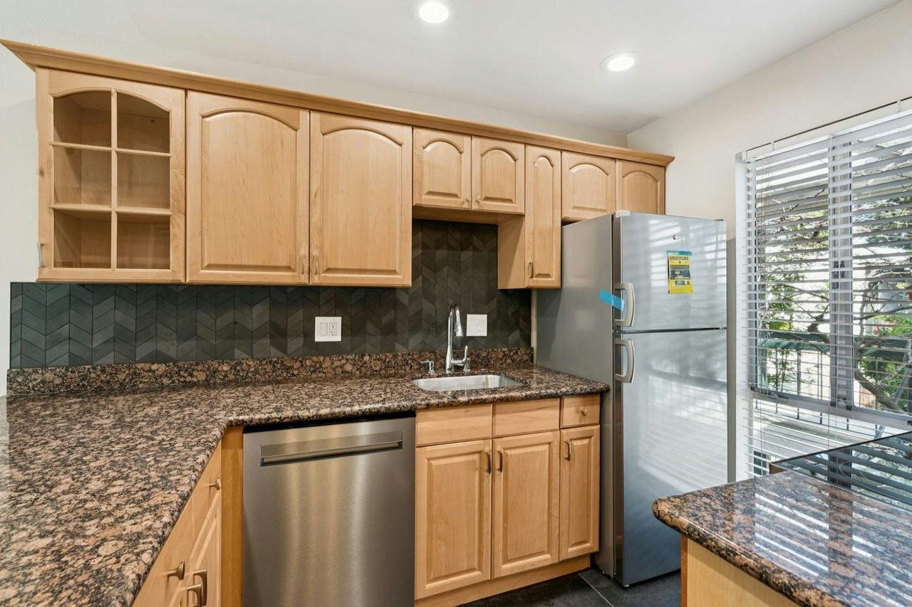 1411 Creekside Drive, Unit 28 - Photo 5 of 13