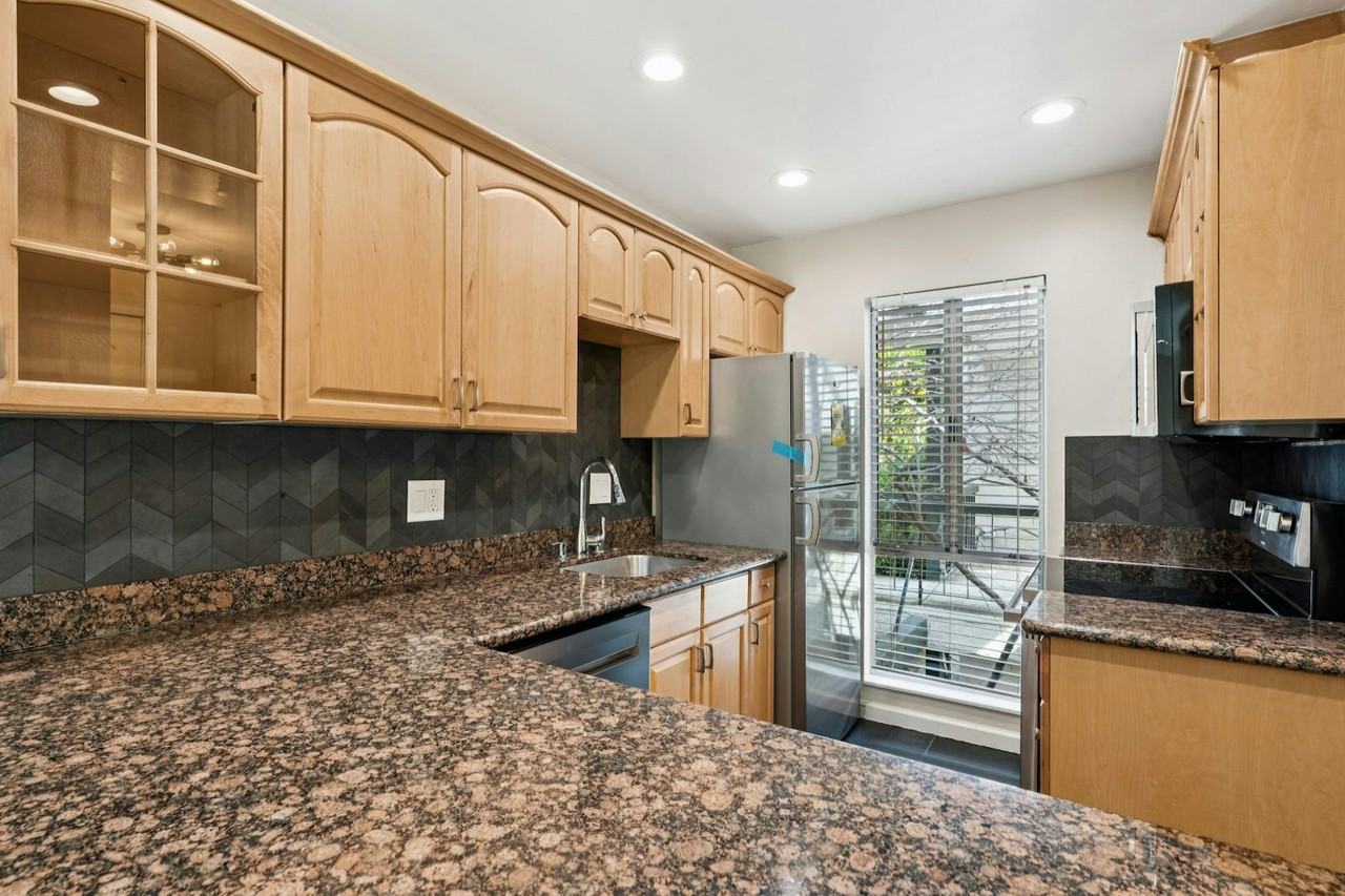 1411 Creekside Drive, Unit 28 - Photo 6 of 13