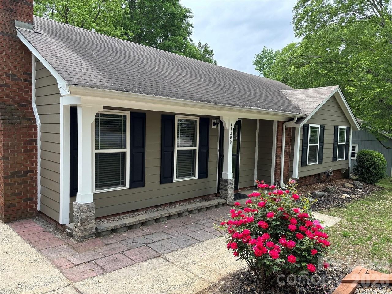 11800 Mirror Lake Dr - Photo 2 of 26