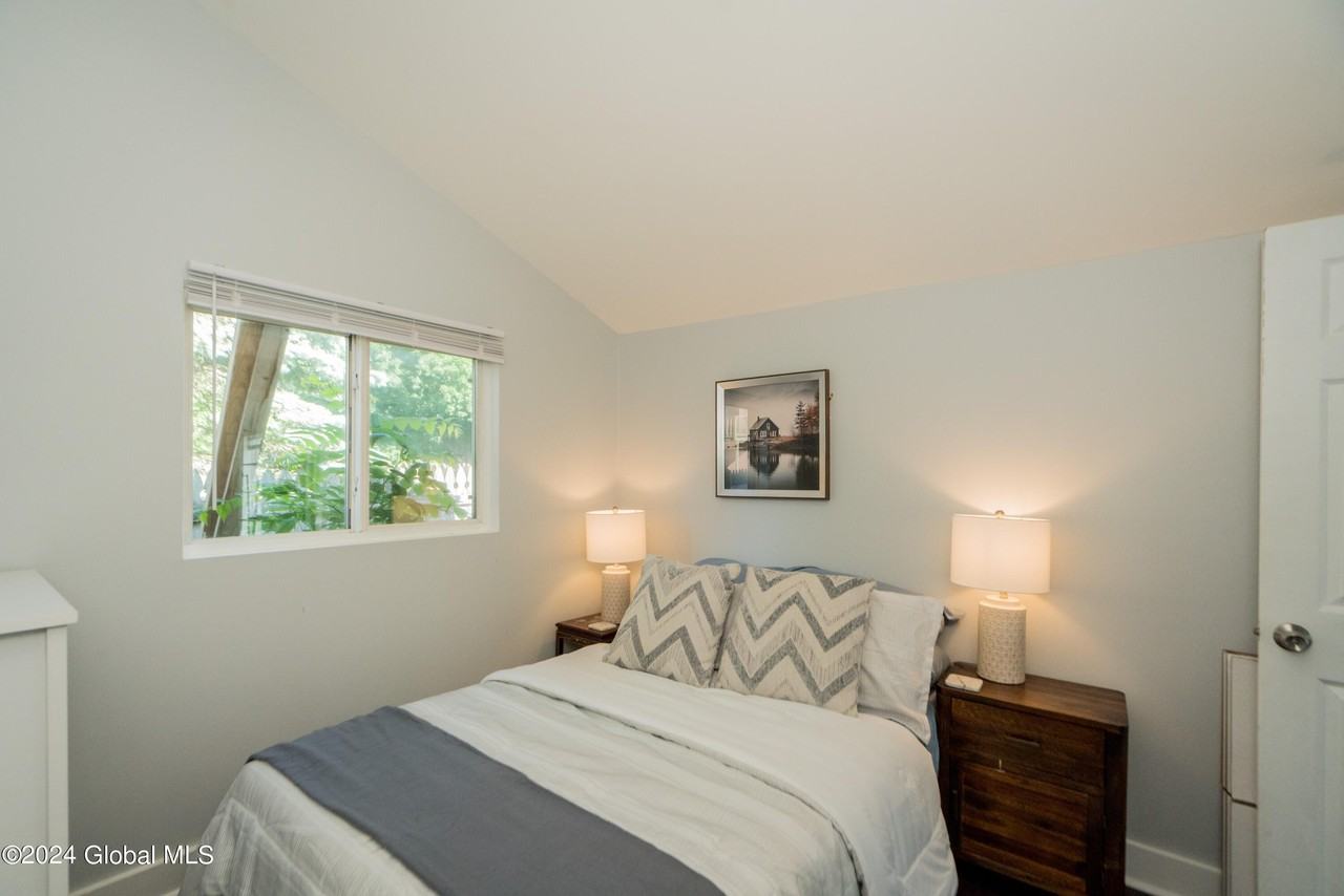 9 Bolster Ln - Photo 4 of 33