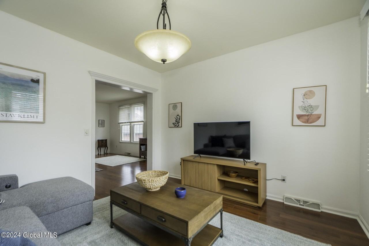 39 Walton St - Photo 5 of 19