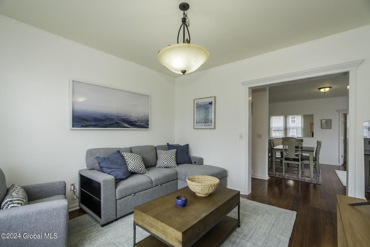 39 Walton St - Photo 6 of 19