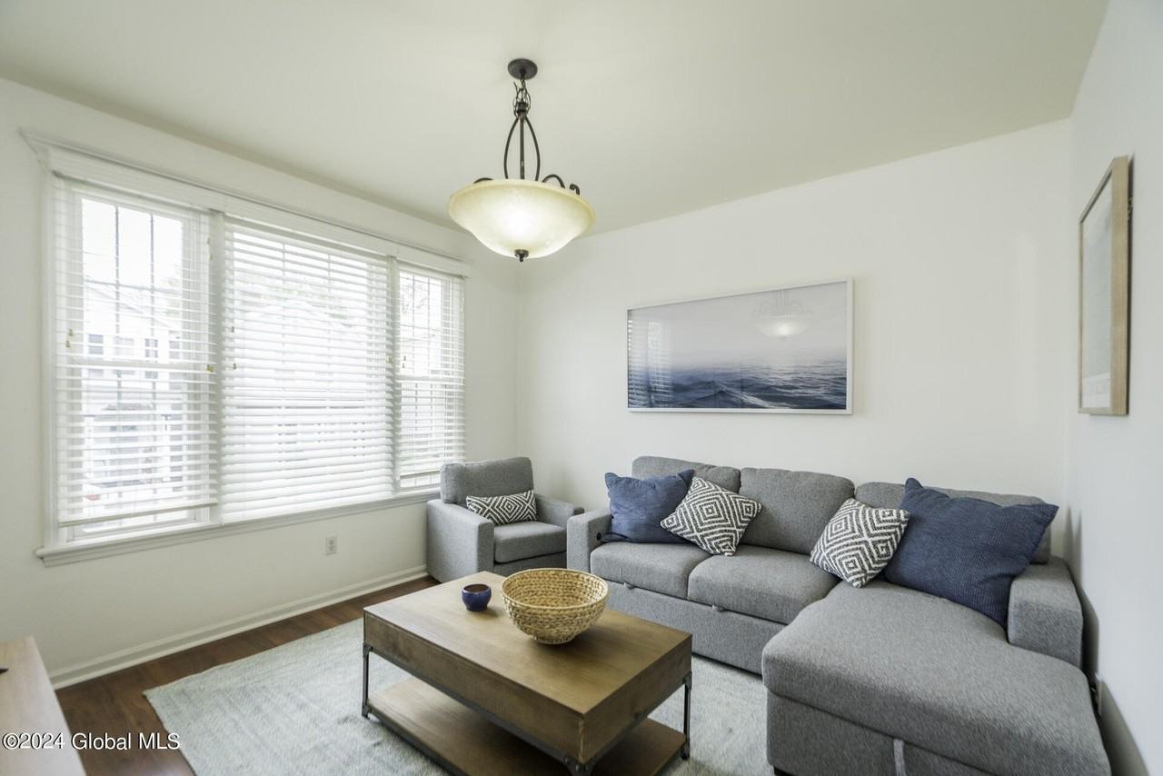 39 Walton St - Photo 7 of 19