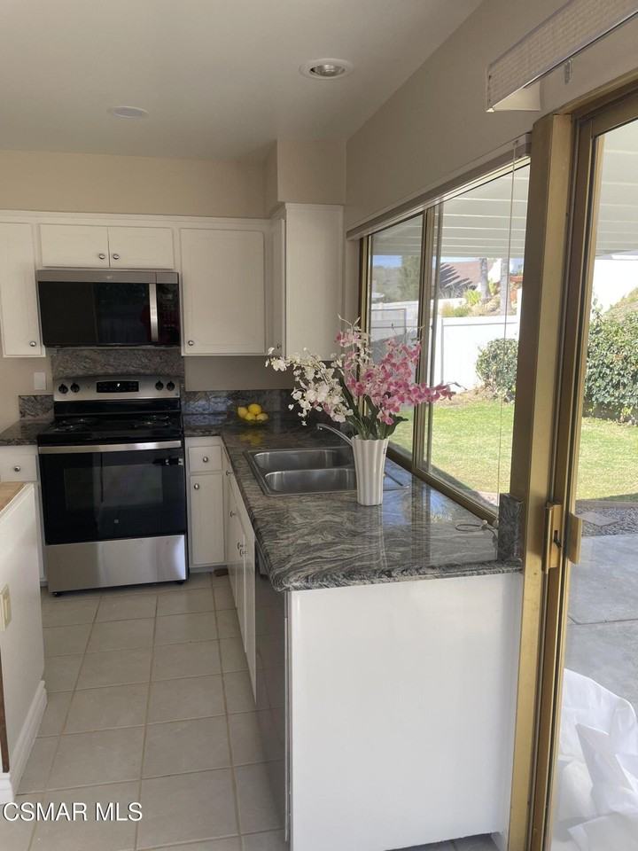 659 Flaming Star Ave - Photo 7 of 38