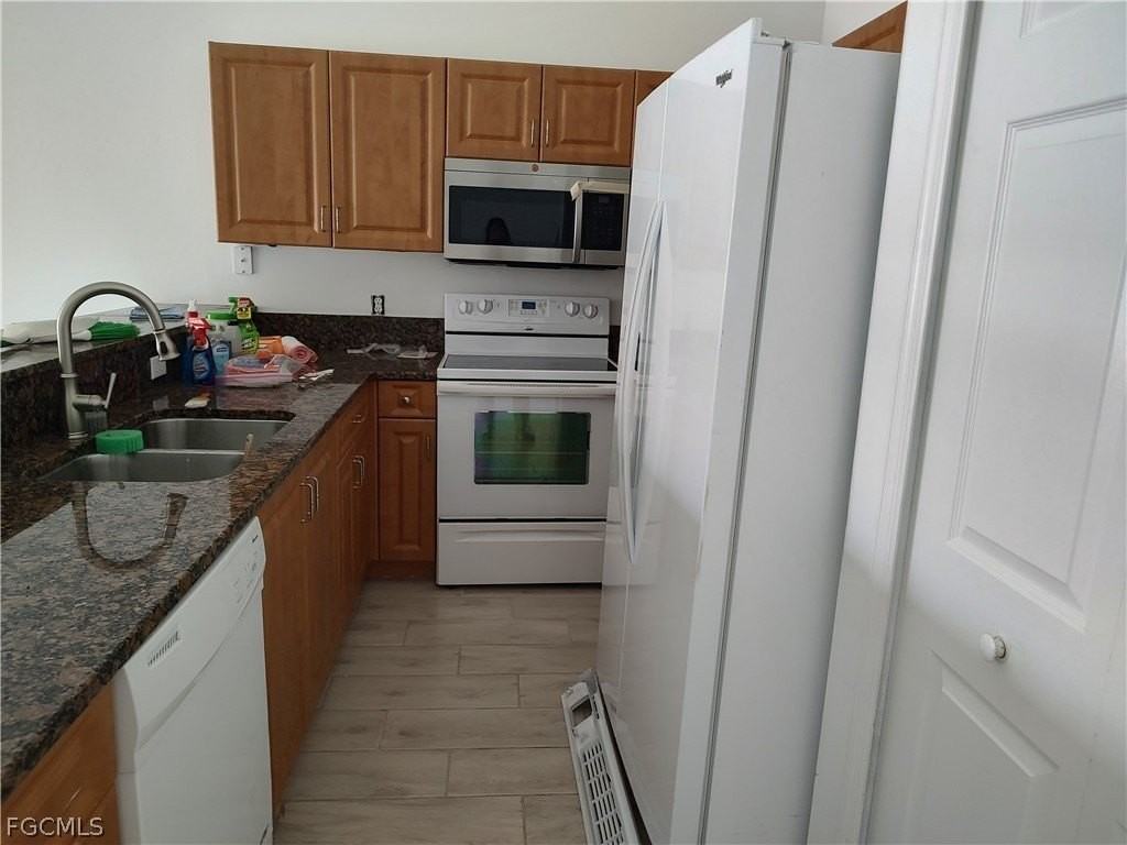 8521 Oakshade Cir Unit 421 - Photo 4 of 12