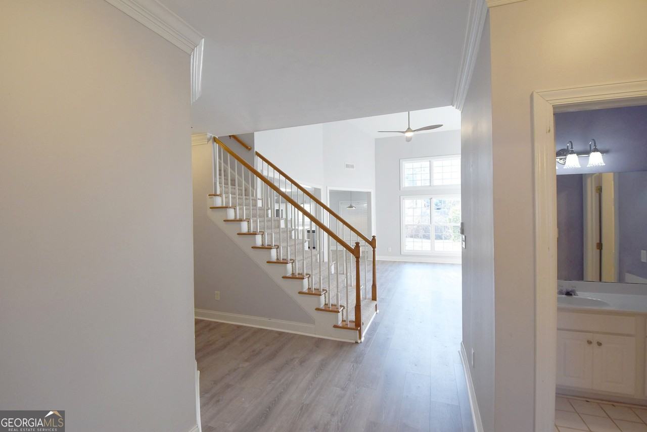 204 Lenox Dr - Photo 4 of 47