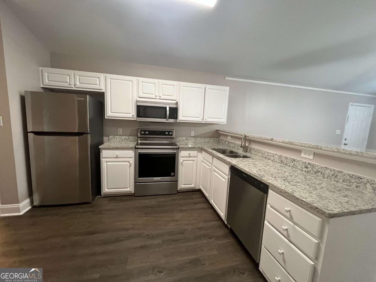 565 Rustwood Dr - Photo 3 of 16