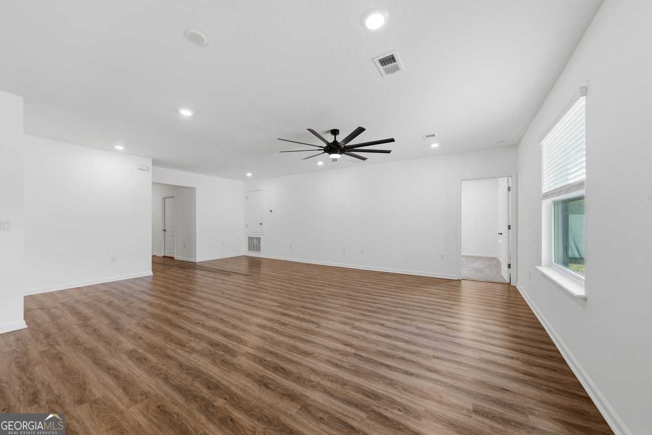 131 College St - Photo 3 of 31