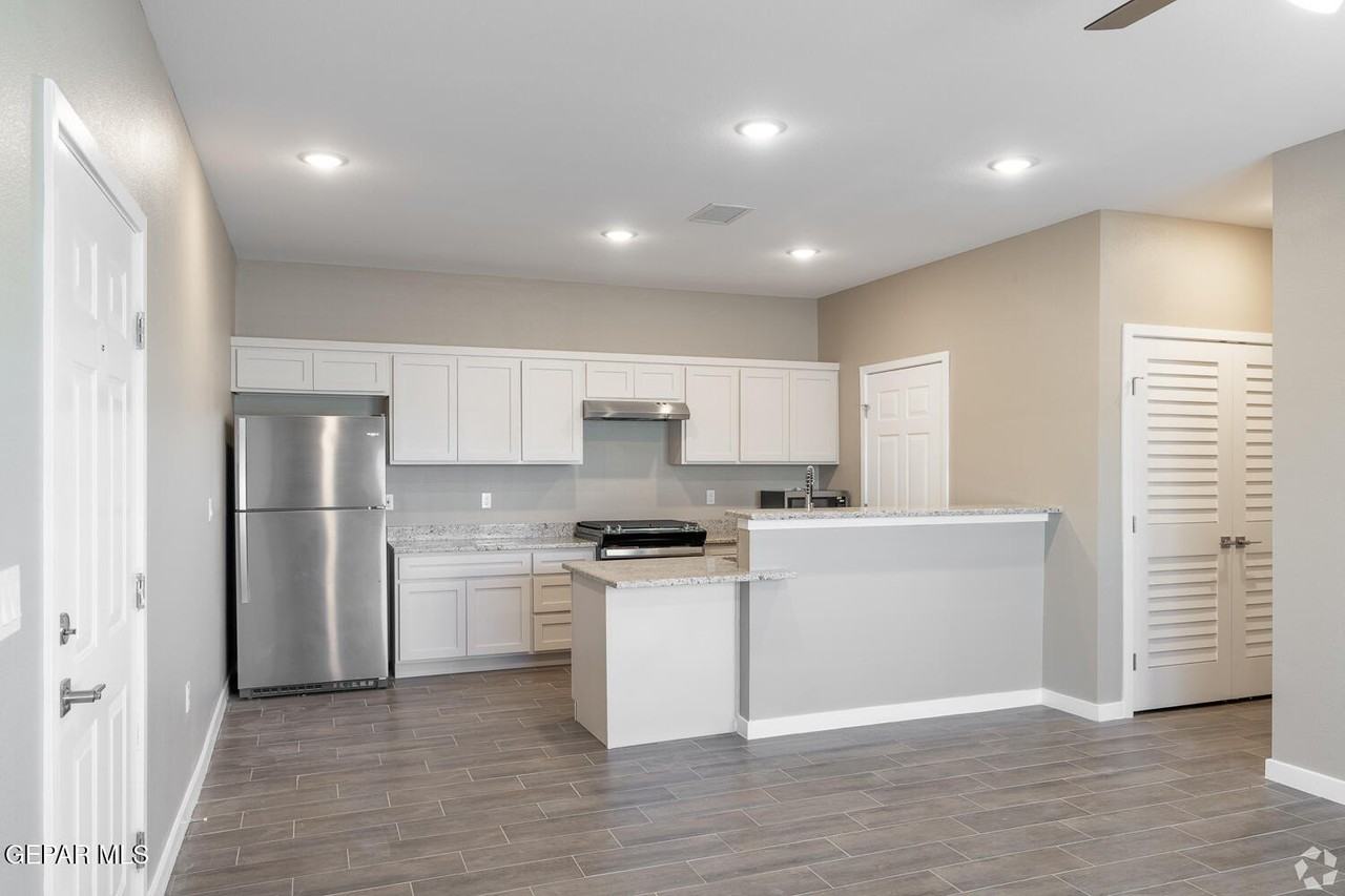 9779 Mccombs St Apt E4 - Photo 3 of 10