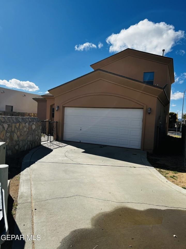 3904 Hueco Valley Dr - Photo 3 of 15