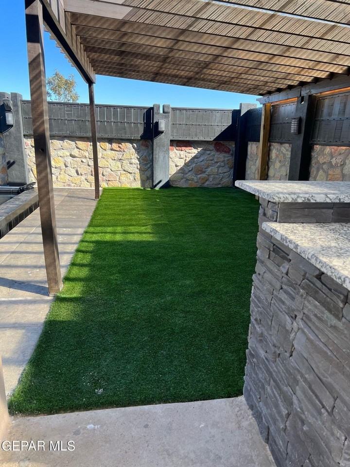 3008 Bob Beamon St - Photo 4 of 8