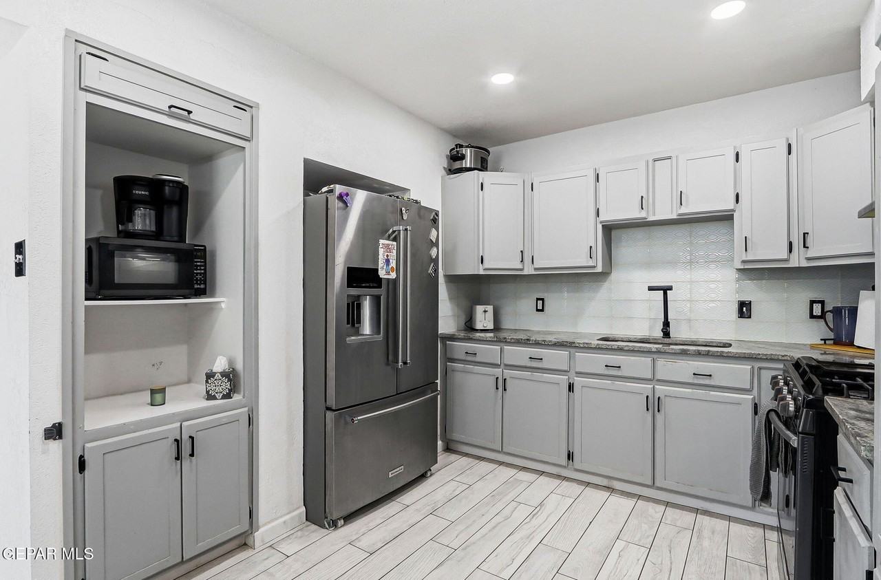 7740 Phoenix Ave - Photo 7 of 44