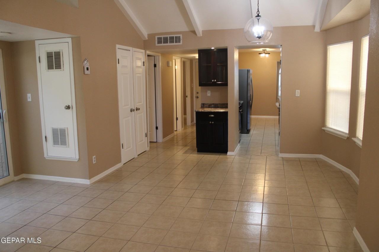 3120 Voss Dr Apt A - Photo 5 of 27