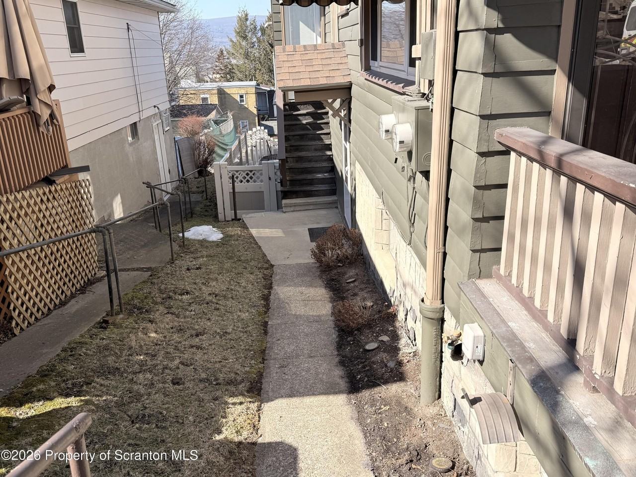 324 Crown Ave - Photo 2 of 8