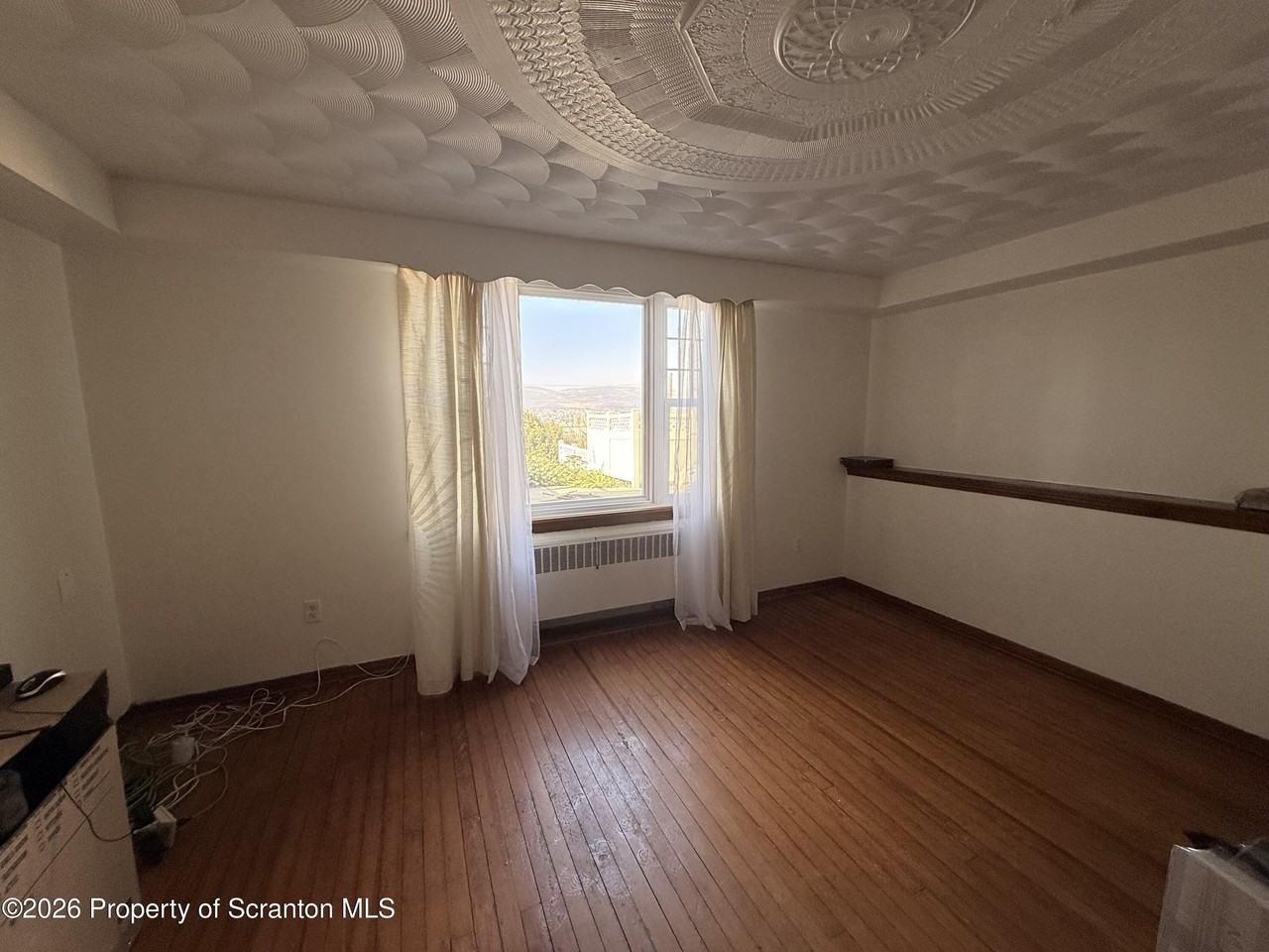 324 Crown Ave - Photo 3 of 8