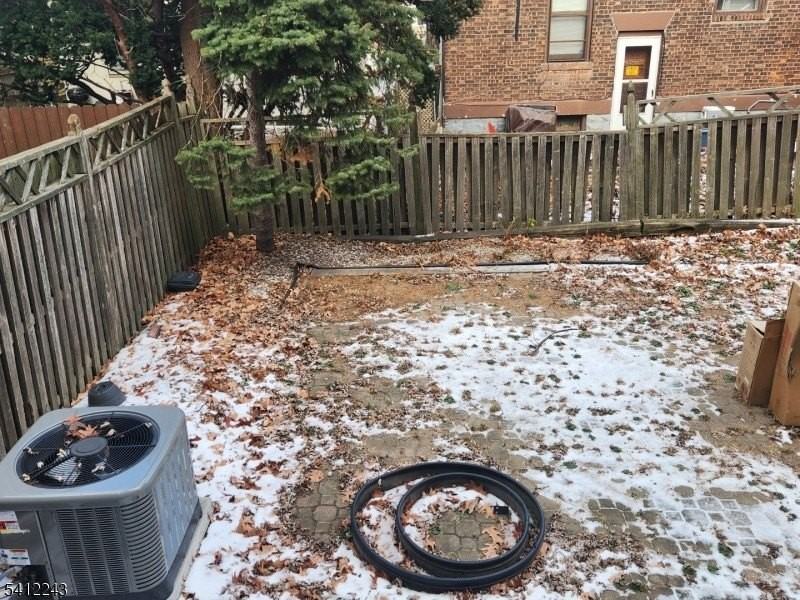 42 Duer Pl #2 - Photo 4 of 4